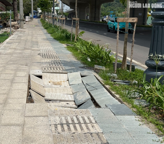 Vì sao vỉa hè trên đường vào nhà ga T3 bị sụt lún dù mới đưa vào hoạt động?- Ảnh 1. Vì sao vỉa hè trên đường vào nhà ga T3 bị sụt lún dù mới đưa vào hoạt động?- Ảnh 1.