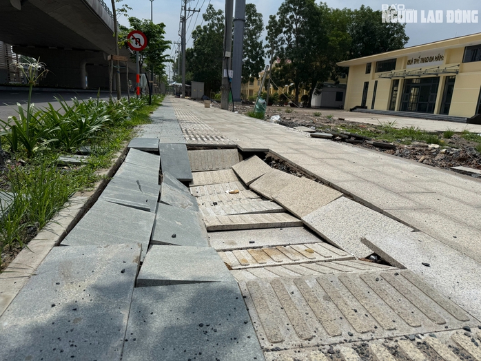 Vì sao vỉa hè trên đường vào nhà ga T3 bị sụt lún dù mới đưa vào hoạt động?- Ảnh 2. Vì sao vỉa hè trên đường vào nhà ga T3 bị sụt lún dù mới đưa vào hoạt động?- Ảnh 2.
