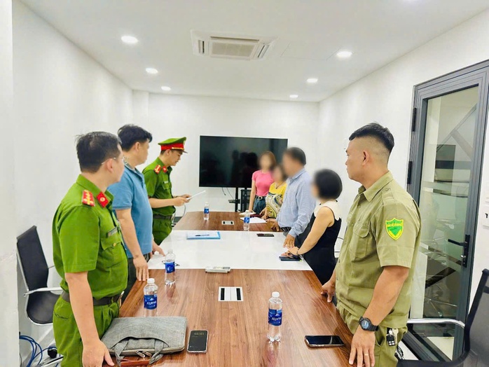 Công an TP Huế khám xét một trụ sở công ty tư vấn môi trường ở TP HCM - Ảnh 1.