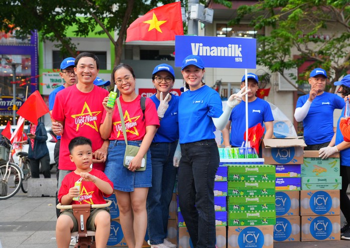Vinamilk hòa cùng niềm vui của ngày hội thống nhất non sông- Ảnh 2. Vinamilk hòa cùng niềm vui của ngày hội thống nhất non sông- Ảnh 2.