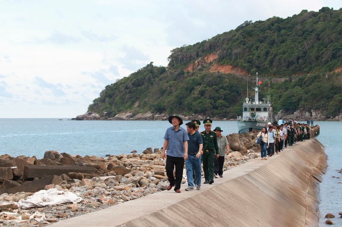 Bí thư Tỉnh ủy Cà Mau Nguyễn Hồ Hải thăm đảo Hòn Khoai- Ảnh 1. Bí thư Tỉnh ủy Cà Mau Nguyễn Hồ Hải thăm đảo Hòn Khoai- Ảnh 1.