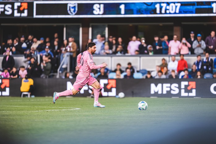 Inter Miami bị cầm hòa, Messi nhận thẻ vàng khi chỉ tay thẳng mặt trọng tài- Ảnh 2. Inter Miami bị cầm hòa, Messi nhận thẻ vàng khi chỉ tay thẳng mặt trọng tài- Ảnh 2.
