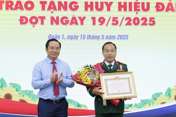 Ánh sáng soi đường, nguồn động lực tinh thần bất tận- Ảnh 1. Ánh sáng soi đường, nguồn động lực tinh thần bất tận- Ảnh 1.