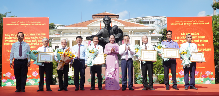 Đảng ủy các cơ quan Đảng TP HCM trao Huy hiệu Đảng và khen thưởng công trình thi đua tiêu biểu - Ảnh 4.
