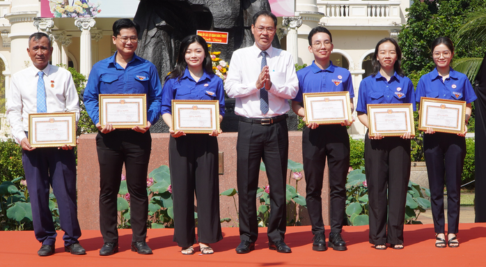 Đảng ủy các cơ quan Đảng TP HCM trao Huy hiệu Đảng và khen thưởng công trình thi đua tiêu biểu - Ảnh 9.