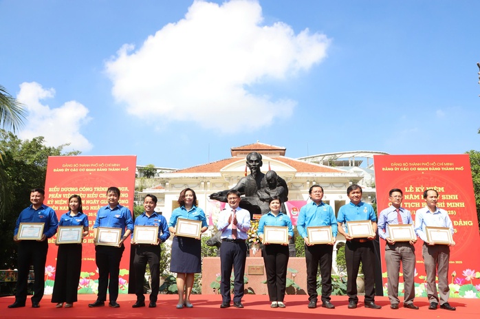 Đảng ủy các cơ quan Đảng TP HCM trao Huy hiệu Đảng và khen thưởng công trình thi đua tiêu biểu - Ảnh 7.