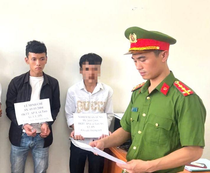 Nẹt bô inh ỏi, còn cầm mã tấu chém người khi bị nhắc nhở - Ảnh 1.