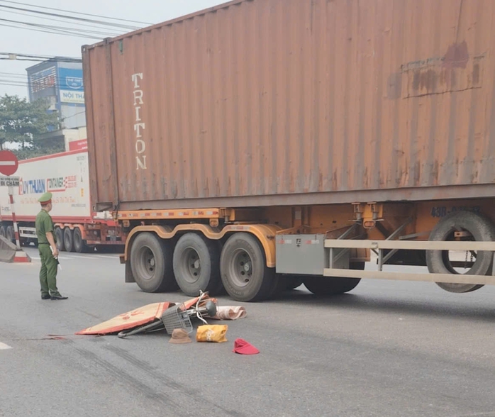 Tai nạn nghiêm trọng trên Quốc lộ 1, người phụ nữ tử vong thương tâm - Ảnh 1. Tai nạn nghiêm trọng trên Quốc lộ 1, người phụ nữ tử vong thương tâm - Ảnh 1.