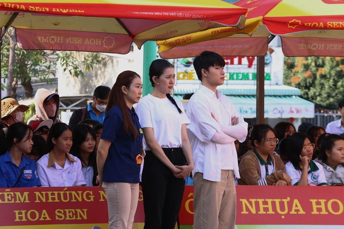Hoa hậu Kiều Duy khóc nghẹn cảnh 3 mẹ con nương tựa dưới mái chùa- Ảnh 1. Hoa hậu Kiều Duy khóc nghẹn cảnh 3 mẹ con nương tựa dưới mái chùa- Ảnh 1.