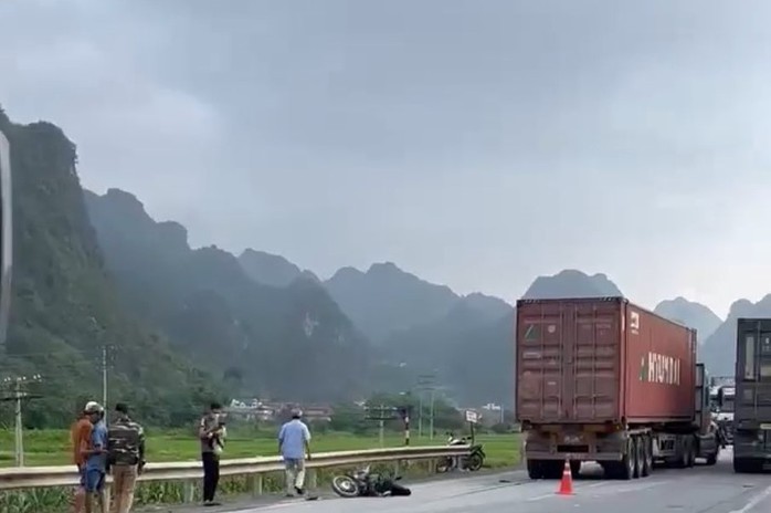 Tai nạn liên hoàn giữa xe đầu kéo và 3 xe máy, 2 người thương vong- Ảnh 1. Tai nạn liên hoàn giữa xe đầu kéo và 3 xe máy, 2 người thương vong- Ảnh 1.