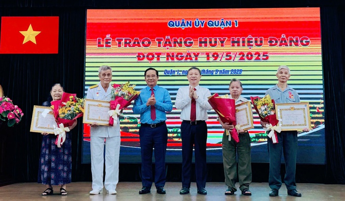 TP HCM: Quận 1 biểu dương điển hình học Bác, trao Huy hiệu Đảng dịp sinh nhật Người- Ảnh 3. TP HCM: Quận 1 biểu dương điển hình học Bác, trao Huy hiệu Đảng dịp sinh nhật Người- Ảnh 3.
