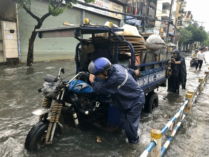 Cận cảnh những lần "rốn ngập" Lê Đức Thọ, Nguyễn Văn Khối gây khiếp đảm cho người đi đường - Ảnh 1.
