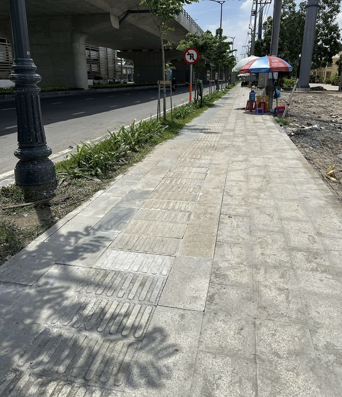 Đã khắc phục xong vỉa hè sụt lún trên đường dẫn vào Nhà ga T3- Ảnh 2. Đã khắc phục xong vỉa hè sụt lún trên đường dẫn vào Nhà ga T3- Ảnh 2.