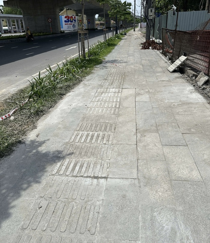 Đã khắc phục xong vỉa hè sụt lún trên đường dẫn vào Nhà ga T3- Ảnh 1. Đã khắc phục xong vỉa hè sụt lún trên đường dẫn vào Nhà ga T3- Ảnh 1.