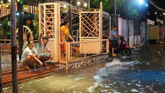 Cận cảnh những lần "rốn ngập" Lê Đức Thọ, Nguyễn Văn Khối gây khiếp đảm cho người đi đường - Ảnh 2.