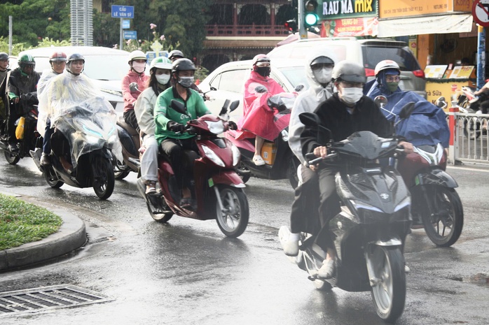 TP HCM sấm sét rì rầm, nhiều nơi mưa dông tầm tả, có nơi đã ngập cục bộ- Ảnh 7. TP HCM sấm sét rì rầm, nhiều nơi mưa dông tầm tả, có nơi đã ngập cục bộ- Ảnh 7.