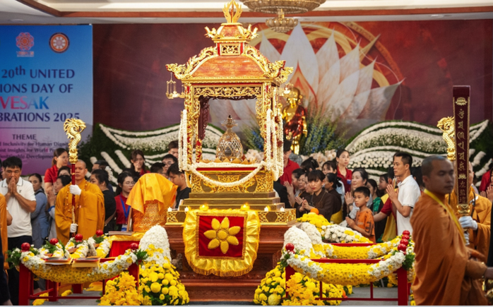 Dòng người trắng đêm chờ chiêm bái xá lợi Đức Phật- Ảnh 2. Dòng người trắng đêm chờ chiêm bái xá lợi Đức Phật- Ảnh 2.