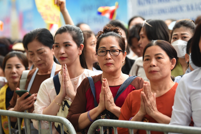 Dòng người trắng đêm chờ chiêm bái xá lợi Đức Phật- Ảnh 11. Dòng người trắng đêm chờ chiêm bái xá lợi Đức Phật- Ảnh 11.