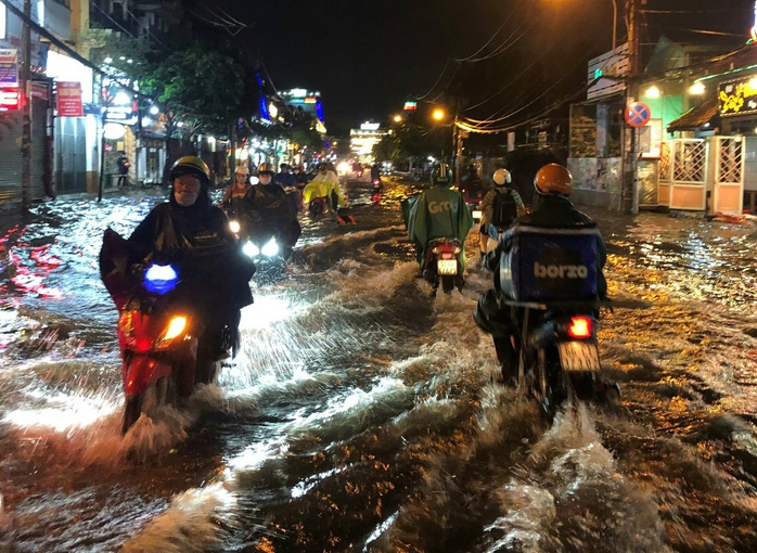 Cận cảnh những lần "rốn ngập" Lê Đức Thọ, Nguyễn Văn Khối gây khiếp đảm cho người đi đường - Ảnh 5.