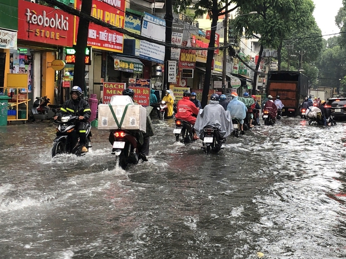 Cận cảnh những lần "rốn ngập" Lê Đức Thọ, Nguyễn Văn Khối gây khiếp đảm cho người đi đường - Ảnh 13.