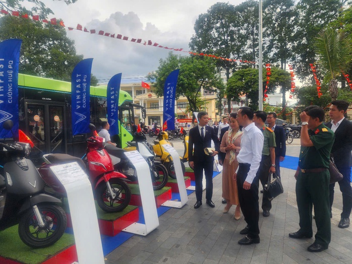 Phú Quốc hướng tới mục tiêu xanh hóa giao thông toàn diện - Ảnh 1.
