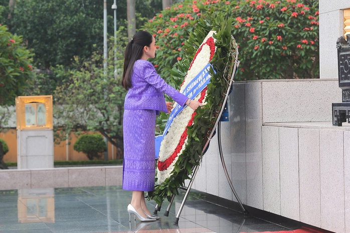 Thủ tướng Thái Lan Paetongtarn Shinawatra viếng Chủ tịch Hồ Chí Minh- Ảnh 7. Thủ tướng Thái kèo nhà cái tỷ lệ cá cược viếng Chủ tịch Hồ Chí Minh- Ảnh 7.