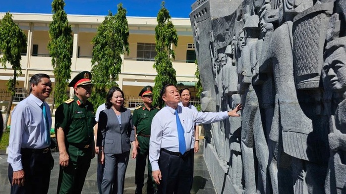 Lãnh đạo Đảng, Nhà nước dâng hoa Đài kỷ niệm 300 ngày chuyển quân tập kết ra Bắc - Ảnh 2.