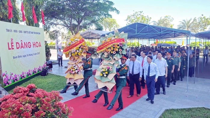 Lãnh đạo Đảng, Nhà nước dâng hoa Đài kỷ niệm 300 ngày chuyển quân tập kết ra Bắc - Ảnh 1.