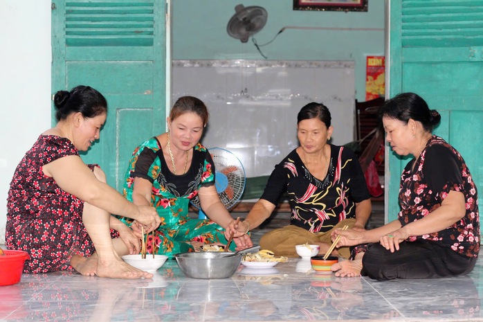 Tình chị em gái- Ảnh 1. Tình chị em gái- Ảnh 1.