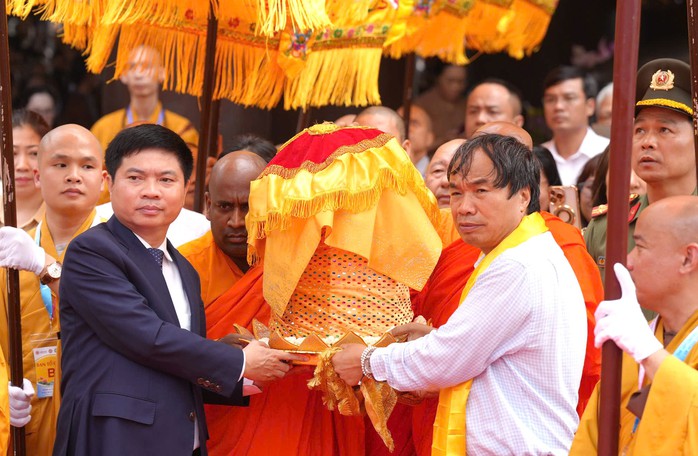 Người dân đổ về chùa Tam Chúc chiêm bái xá lợi Đức Phật- Ảnh 9. Người dân đổ về chùa Tam Chúc chiêm bái xá lợi Đức Phật- Ảnh 9.