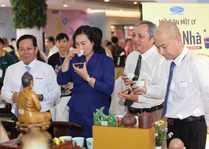 Bà Phan Thị Thắng tham quan gian hàng tại Chương trình "Tôn vinh cà phê, trà Việt" lần 3 - 2025- Ảnh 2. Bà Phan Thị Thắng tham quan gian hàng tại Chương trình "Tôn vinh cà phê, trà Việt" lần 3 - 2025- Ảnh 2.