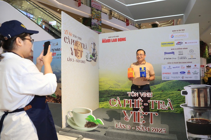 Bà Phan Thị Thắng tham quan gian hàng tại Chương trình "Tôn vinh cà phê, trà Việt" lần 3 - 2025- Ảnh 8. Bà Phan Thị Thắng tham quan gian hàng tại Chương trình "Tôn vinh cà phê, trà Việt" lần 3 - 2025- Ảnh 8.