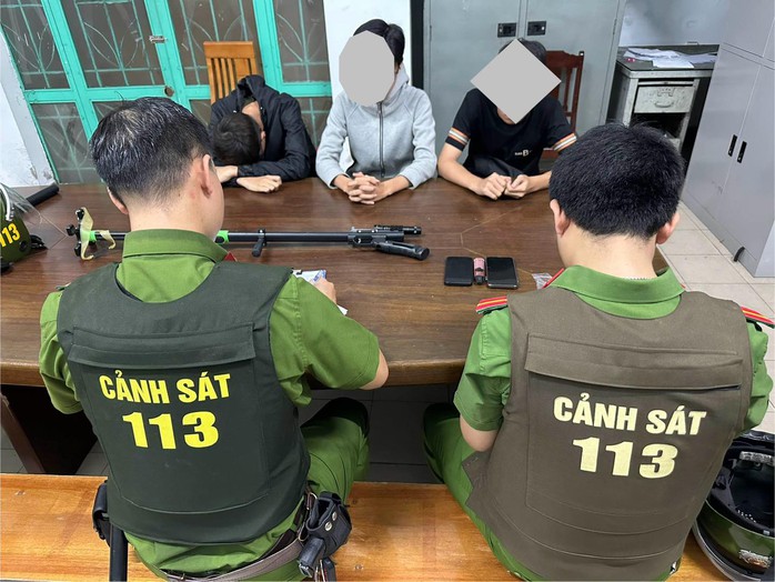 Trấn áp nhóm đối tượng mang súng tự chế dài 1m ngang nhiên diễu phố- Ảnh 1. Trấn áp nhóm đối tượng mang súng tự chế dài 1m ngang nhiên diễu phố- Ảnh 1.