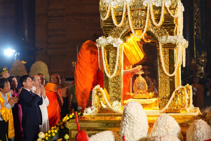 Người dân đổ về chùa Tam Chúc chiêm bái xá lợi Đức Phật- Ảnh 14. Người dân đổ về chùa Tam Chúc chiêm bái xá lợi Đức Phật- Ảnh 14.