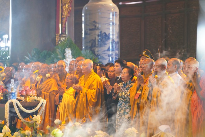 Người dân đổ về chùa Tam Chúc chiêm bái xá lợi Đức Phật- Ảnh 13. Người dân đổ về chùa Tam Chúc chiêm bái xá lợi Đức Phật- Ảnh 13.