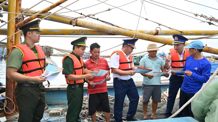 Ngư dân, chủ tàu ký cam kết về chống khai thác IUU- Ảnh 1. Ngư dân, chủ tàu ký cam kết về chống khai thác IUU- Ảnh 1.