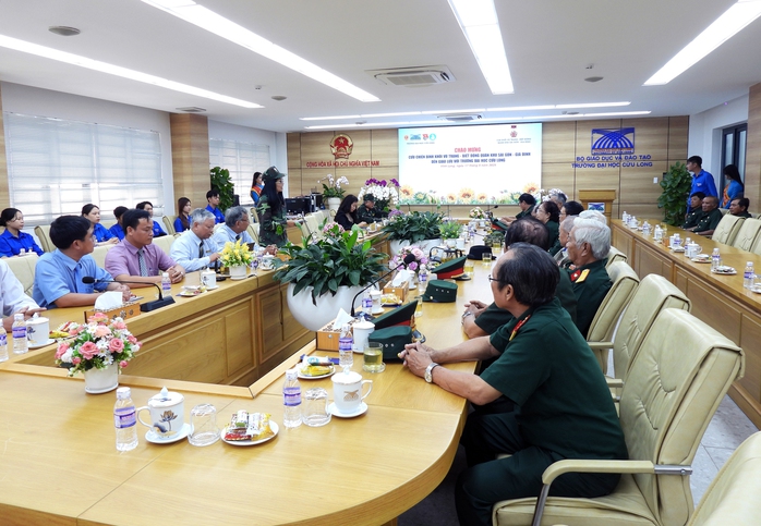 Các cựu chiến sĩ Biệt động Sài Gòn giao lưu với sinh viên Trường ĐH Cửu Long- Ảnh 4. Các cựu chiến sĩ Biệt động Sài Gòn giao lưu với sinh viên Trường ĐH Cửu Long- Ảnh 4.