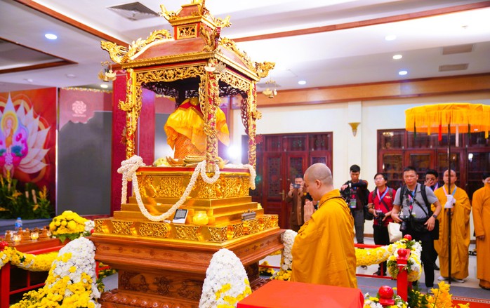 Người dân đổ về chùa Tam Chúc chiêm bái xá lợi Đức Phật- Ảnh 2. Người dân đổ về chùa Tam Chúc chiêm bái xá lợi Đức Phật- Ảnh 2.