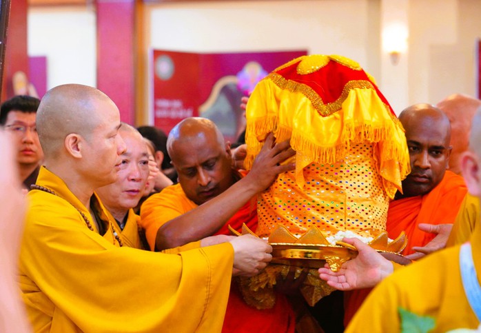 Người dân đổ về chùa Tam Chúc chiêm bái xá lợi Đức Phật- Ảnh 3. Người dân đổ về chùa Tam Chúc chiêm bái xá lợi Đức Phật- Ảnh 3.