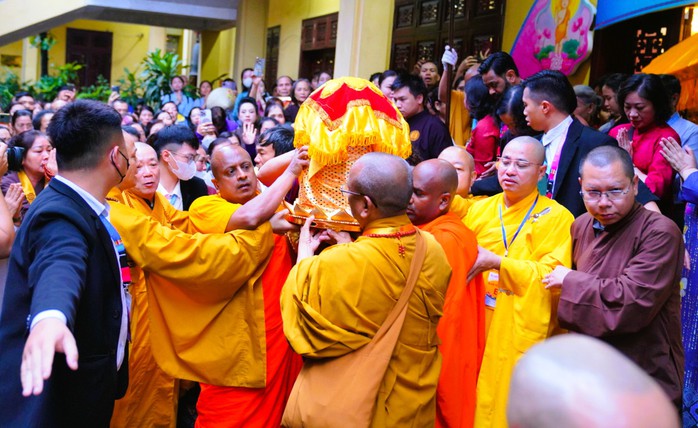 Người dân đổ về chùa Tam Chúc chiêm bái xá lợi Đức Phật- Ảnh 1. Người dân đổ về chùa Tam Chúc chiêm bái xá lợi Đức Phật- Ảnh 1.