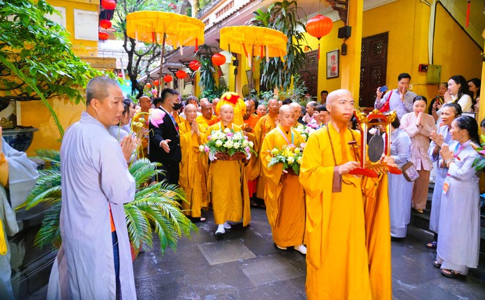 Người dân đổ về chùa Tam Chúc chiêm bái xá lợi Đức Phật- Ảnh 4. Người dân đổ về chùa Tam Chúc chiêm bái xá lợi Đức Phật- Ảnh 4.