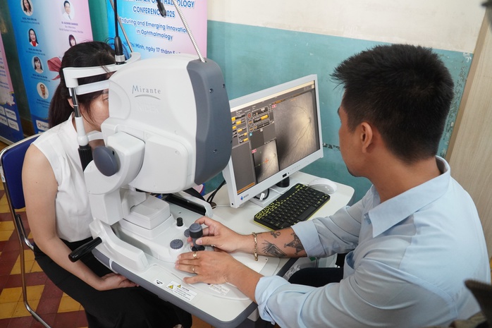 Việt Nam tiếp cận những kỹ thuật mổ mắt tiên tiến từ Nhật Bản - Ảnh 3.