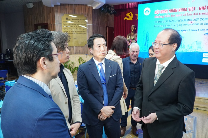 Việt Nam tiếp cận những kỹ thuật mổ mắt tiên tiến từ Nhật Bản - Ảnh 1.