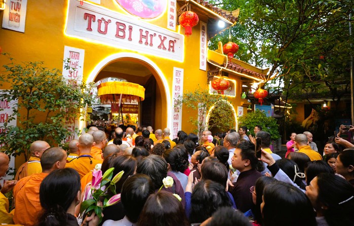 Người dân đổ về chùa Tam Chúc chiêm bái xá lợi Đức Phật- Ảnh 7. Người dân đổ về chùa Tam Chúc chiêm bái xá lợi Đức Phật- Ảnh 7.