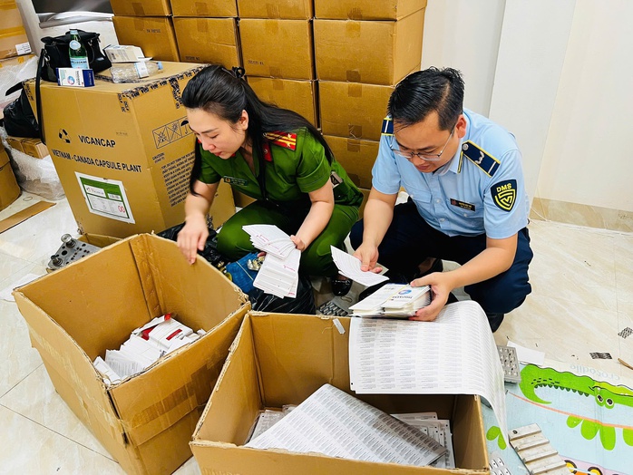 Cận cảnh các loại thuốc, thực phẩm chức năng giả vừa bị thu giữ- Ảnh 1.
