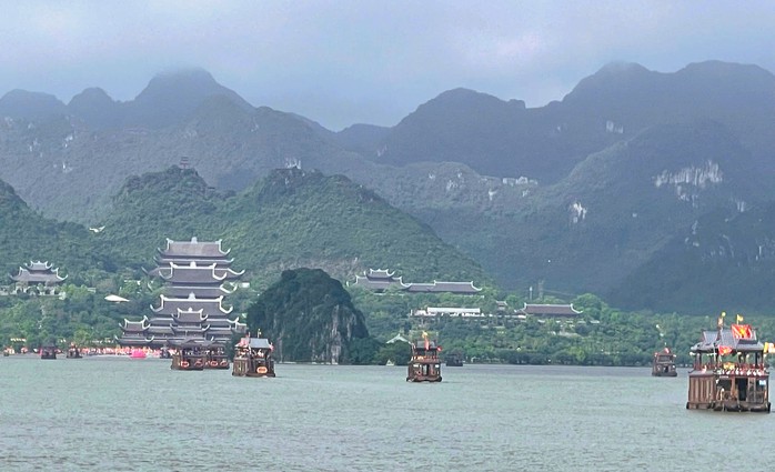Người dân đổ về chùa Tam Chúc chiêm bái xá lợi Đức Phật- Ảnh 16. Người dân đổ về chùa Tam Chúc chiêm bái xá lợi Đức Phật- Ảnh 16.