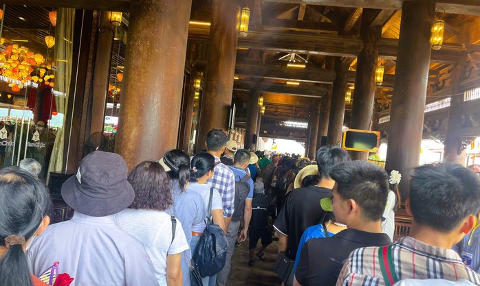 Người dân đổ về chùa Tam Chúc chiêm bái xá lợi Đức Phật- Ảnh 17. Người dân đổ về chùa Tam Chúc chiêm bái xá lợi Đức Phật- Ảnh 17.