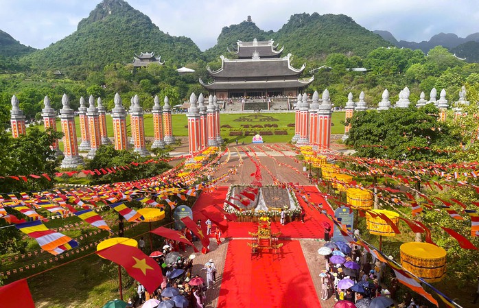 Người dân đổ về chùa Tam Chúc chiêm bái xá lợi Đức Phật- Ảnh 15. Người dân đổ về chùa Tam Chúc chiêm bái xá lợi Đức Phật- Ảnh 15.
