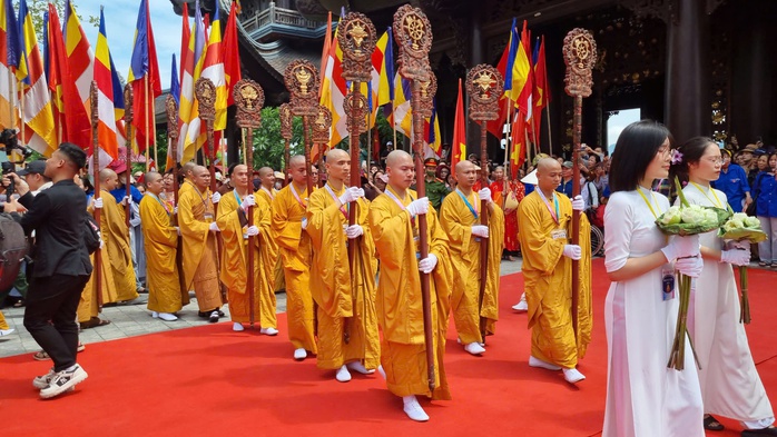 Người dân đổ về chùa Tam Chúc chiêm bái xá lợi Đức Phật- Ảnh 8. Người dân đổ về chùa Tam Chúc chiêm bái xá lợi Đức Phật- Ảnh 8.