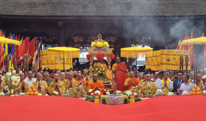 Người dân đổ về chùa Tam Chúc chiêm bái xá lợi Đức Phật- Ảnh 11. Người dân đổ về chùa Tam Chúc chiêm bái xá lợi Đức Phật- Ảnh 11.